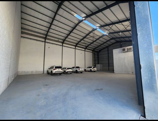 761M² WAREHOUSE TO LET IN STIKLAND INDUSTRIAL